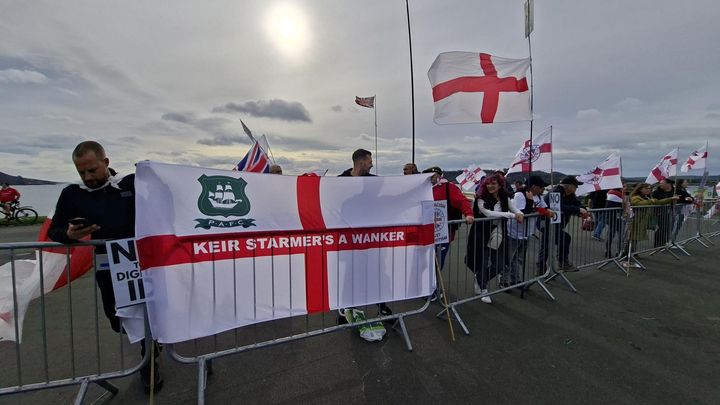 Des militants de Raise the Colours tiennent également des drapeaux aux slogans hostiles au Premier ministre. (GAELE JOLY / RADIO FRANCE)