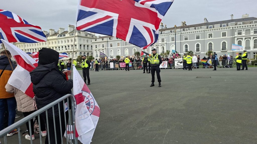Royaume-Uni : Extrême droite, nationalisme et rejet des migrants via Raise The Colours Royaume-Uni : avec le mouvement "Raise The Colours", l'extrême droite affiche son nationalisme et son rejet des arrivées de migrants