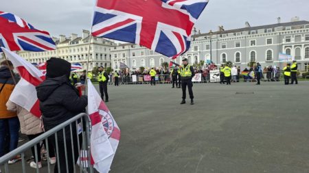 Royaume-Uni : Extrême droite, nationalisme et rejet des migrants via Raise The Colours Royaume-Uni : avec le mouvement "Raise The Colours", l'extrême droite affiche son nationalisme et son rejet des arrivées de migrants