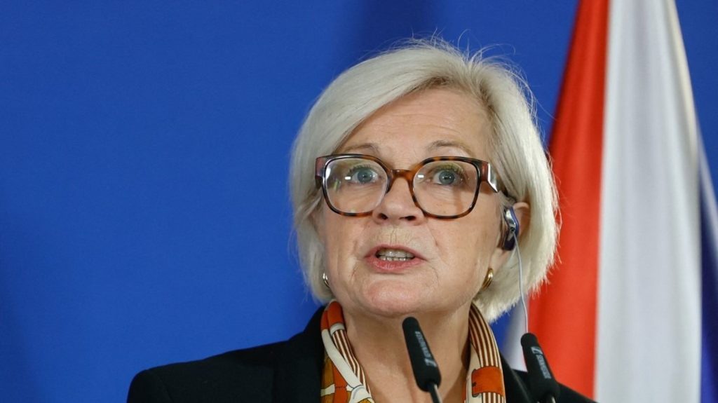 "Il est pleinement légitime à s'exprimer" : Catherine Vautrin défend le chef d'état-major des armées, selon qui la France doit "accepter de perdre ses enfants"