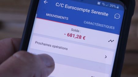 Découverts bancaires : comment Bercy peut tenter d’assouplir la future règle européenne ?
          La fin des découverts bancaires automatiques est annoncée. Face à une directive européenne qui durcit, à partir de 2026, l’octroi des petits découverts, le gouvernement possède quelques outils pour limiter l’impact de cette mesure sur les ménages.