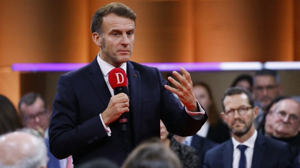 Emmanuel Macron "n'exclut pas" de quitter certains réseaux sociaux dont X