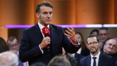 Emmanuel Macron "n'exclut pas" de quitter certains réseaux sociaux dont X