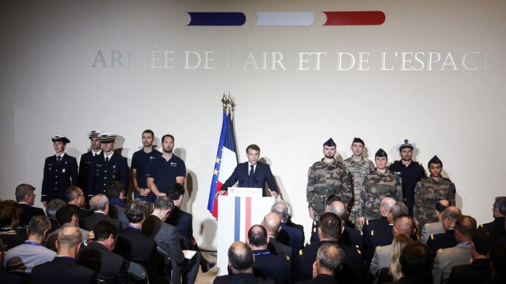Espace: Macron annonce 4,2 Md€ pour le spatial militaire d’ici 2030 L'espace est "devenu un champ de bataille" : Emmanuel Macron annonce 4,2 milliards d'euros supplémentaires pour le spatial militaire d'ici à 2030