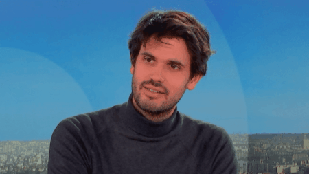 Macron fait du renseignement économique sa priorité dès son arrivée à l’Élysée En arrivant à l'Élysée, Emmanuel Macron "a tout de suite érigé le renseignement économique comme une priorité", racontent les auteurs de livre-enquête "Les espions du président"