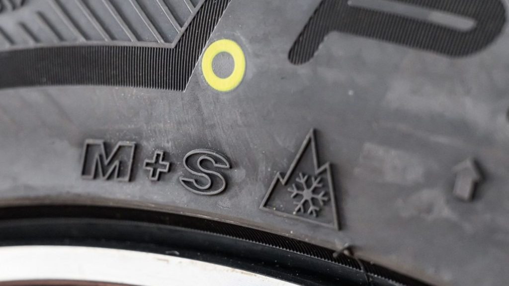 Pneus hiver obligatoires dès le 1er novembre dans 34 départements des massifs montagneux Les pneus hiver obligatoires à partir du 1er novembre dans 34 départements des massifs montagneux