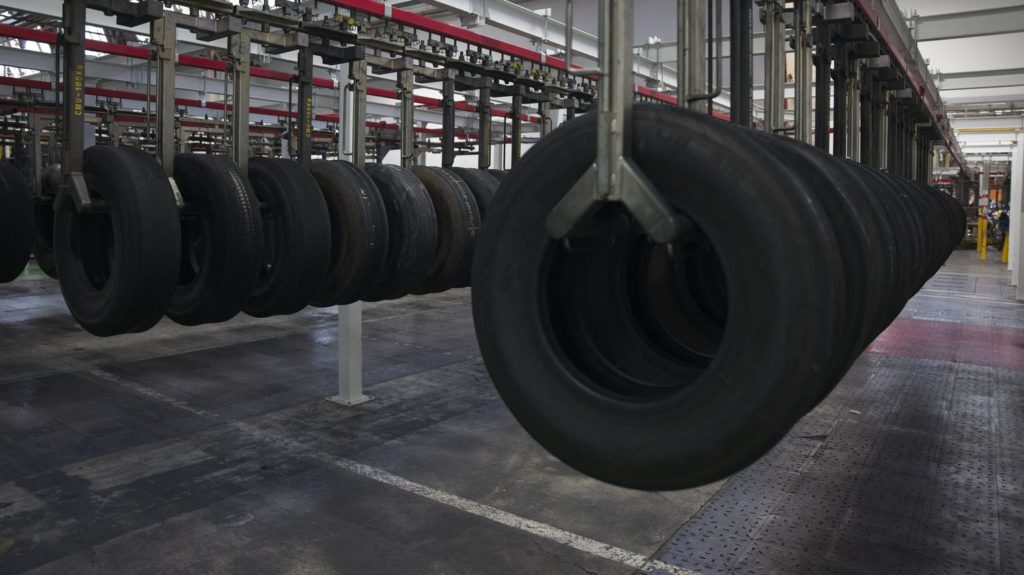 Pollution des pneus : travaux pour éradiquer plusieurs molécules, affirme le président du syndicat Pollution liée à la composition des pneus : "Des travaux sont effectués pour éradiquer un certain nombre de molécules", assure le président du syndicat du secteur