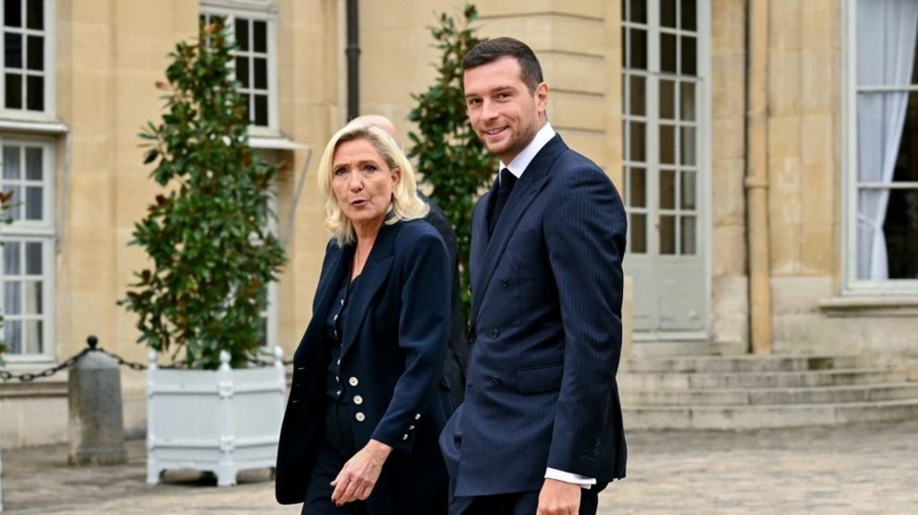 Présidentielle 2027 : comment Jordan Bardella efface Marine Le Pen de la photo
          Un sondage place Jordan Bardella largement en tête des intentions de vote pour la présidentielle de 2027, devant tous ses concurrents. Il devance même Marine Le Pen. Dans une interview, dimanche, il prend d'ailleurs exemple, non pas sur la présidente du Rn, mais sur Giorgia Meloni, la présidente du Conseil italien.