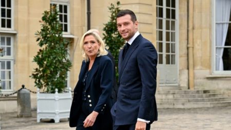 Présidentielle 2027 : comment Jordan Bardella efface Marine Le Pen de la photo
          Un sondage place Jordan Bardella largement en tête des intentions de vote pour la présidentielle de 2027, devant tous ses concurrents. Il devance même Marine Le Pen. Dans une interview, dimanche, il prend d'ailleurs exemple, non pas sur la présidente du Rn, mais sur Giorgia Meloni, la présidente du Conseil italien.