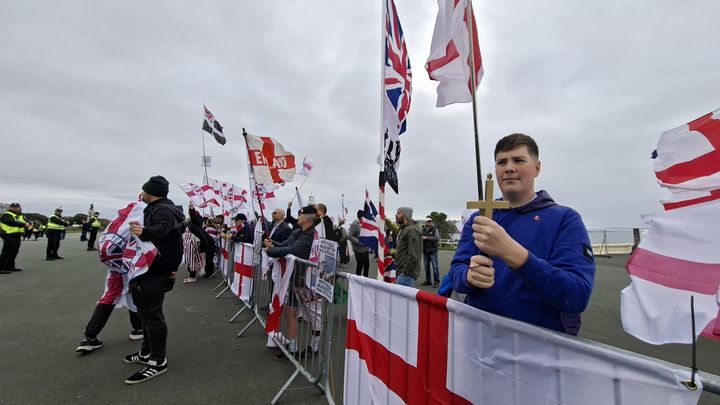 Alphie, 15 ans, tient une croix dans sa main lors de la manifestation à Plymouth. (GAELE JOLY / RADIO FRANCE)