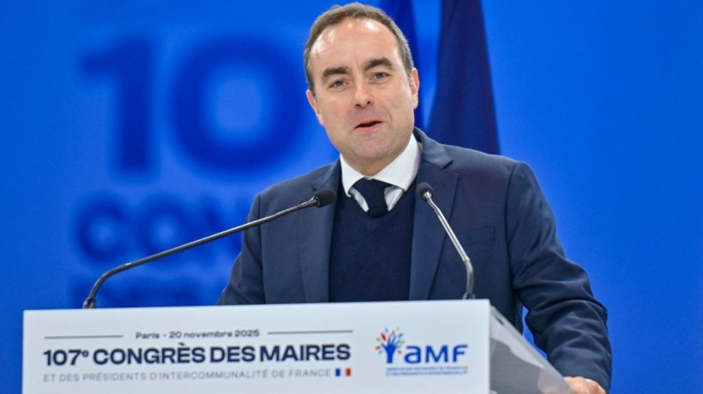 Sébastien Lecornu propose de supprimer 100 normes pour simplifier la vie des maires Pour "simplifier la vie des maires", Sébastien Lecornu propose de supprimer 100 normes