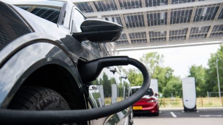 Voitures électriques : assureurs préparent leurs clients à la hausse des coûts d’assurance Voitures électriques : les assureurs veulent préparer leurs clients à une hausse des coûts de l'assurance