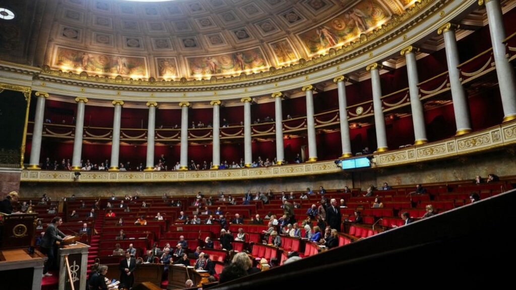 :
    Édito



  



  




      

  

  
    Budget 2026 : le retour en grâce du mal aimé, l' article 49.3
          Le budget est dans l’impasse : faute de compromis entre députés et sénateurs, une loi spéciale minimale est envisagée pour début 2026, même si elle ne règle rien durablement. Le recours au 49.3, de plus en plus soutenu pour sortir rapidement de la crise, reste refusé pour l’instant par le Premier ministre