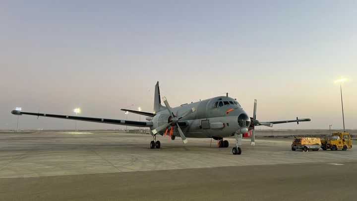 Un avion de l'Armée de l'air et de l'espace, à Abou Dhabi. (PAUL BARCELONNE / FRANCEINFO / RADIO FRANCE)