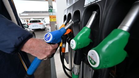 :
    le dernier publié



  



  




      

  

  
    
    Le prix de l'essence est au plus bas depuis trois ans, mais cela ne va pas durer

          Les prix des carburants à la pompe vont augmenter entre 4 et 6 centimes par litre, dès le début de l'année 2026, à cause de l'alourdissement des certificats d'économie d'énergie (CEE).
    
    

      
              
          Diffusé le 24/12
                      
            



  

  
  
    
        2min