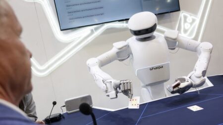 IA au CES: robots et voitures autonomes passent des écrans au monde réel :
le dernier publié
Robots, voitures autonomes... Au CES de Las Vegas l'IA passe de nos écrans au monde réel
Jensen Huang, le patron du géant de la tech Nvidia l'a évoqué lundi, l'intelligence artificielle entre dans une nouvelle phase, celle de l'IA physique et elle est la star, cette année, du salon de la technologie à Las Vegas. Des robots contorsionnistes aux taxis autonomes, l'IA sort de nos écrans.
Diffusé le 08/01
2min