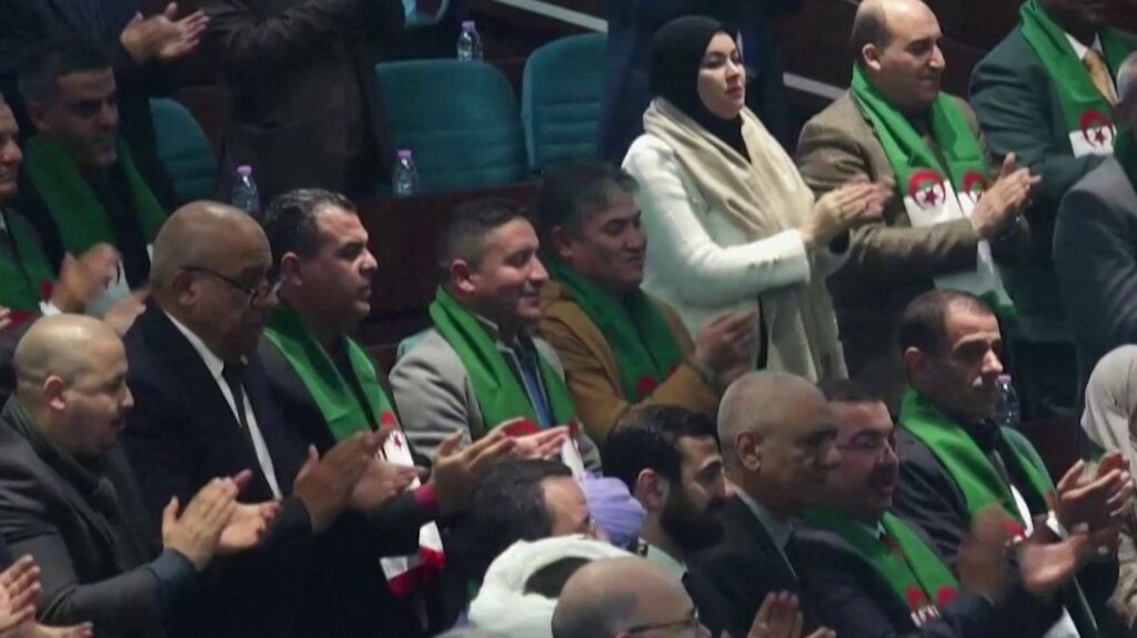 L'Algérie vote une loi qui criminalise la colonisation française, le ministère des Affaires étrangères déplore "une initiative manifestement hostile"