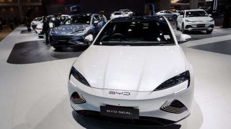 :
    le dernier publié



  



  




      

  

  
    
    Bruxelles envisage de desserrer l’étau douanier sur les voitures électriques chinoises

          La Commission européenne envisage d’assouplir les droits de douane imposés aux voitures électriques chinoises, au risque de fragiliser les constructeurs européens. Une main tendue à Pékin pour apaiser les tensions commerciales, mais un pari jugé dangereux par l’industrie.
    
    

      
              
          Diffusé le 13/01
                      
            



  

  
  
    
        2min