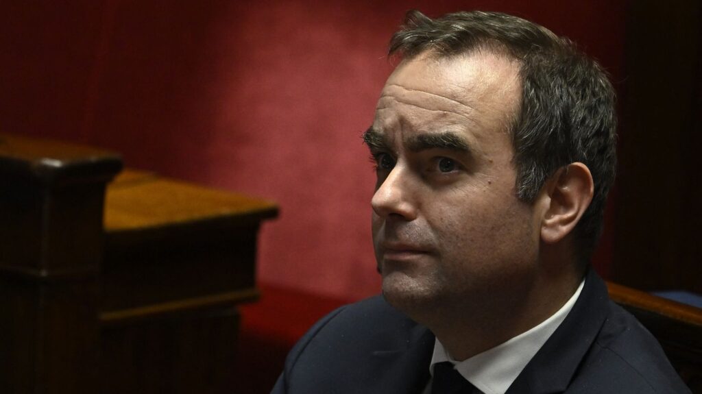 Sébastien Lecornu, le moine-soldat de Matignon face au défi du budget 2026
          Sébastien Lecornu traverse les semaines les plus délicates de son mandat à Matignon. Confronté au budget 2026, jugé mission impossible, et à des partenaires parfois hostiles, il n'a d'autres choix que de jouer le rôle du moine-soldat.