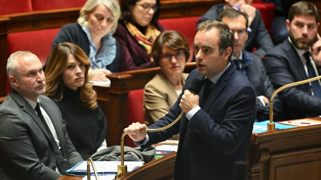 :
    Édito



  



  




      

  

  
    Budget 2026 : Ordonnances ou 49.3, Sébastien Lecornu hésite entre un passage en force ...et un passage en force
          L’examen du budget s’enlise à l’Assemblée, où des votes erratiques détricotent des mesures clés, notamment celles destinées à séduire les socialistes. Face à l’impasse, le Premier ministre s’apprête à trancher entre le 49.3 et les ordonnances, deux options risquées pour conclure la séquence budgétaire.