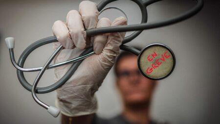 Grève des médecins : "Des paroles aux actes, il y a une marge", réagit le syndicat UFML alors que le gouvernement dit reculer sur l'encadrement des arrêts maladie