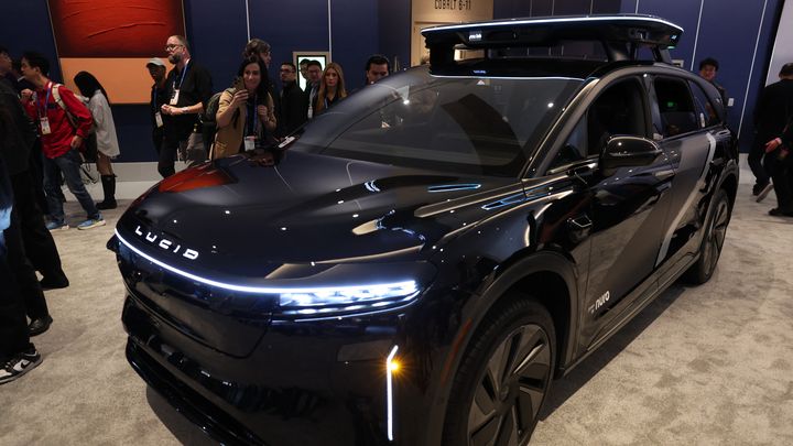 Le robotaxi présenté par Uber lors du CES à Las Vegas, le 5 janvier 2026. (PATRICK T. FALLON / AFP)