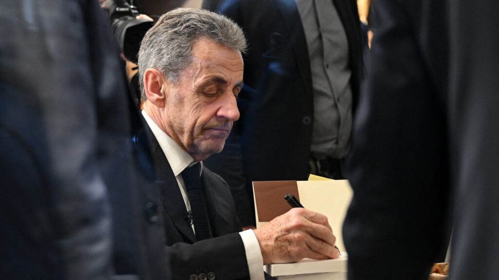 Les livres de Nicolas Sarkozy et Philippe de Villiers ont largement dépassé les 100 000 ventes avant Noël