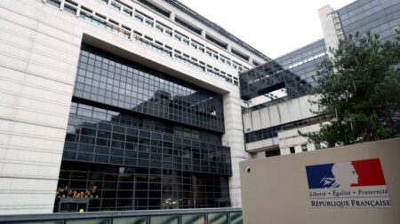 Consommation : Bercy veut autoriser les salariés modestes à retirer 2 000 euros de leur plan d'épargne entreprise
