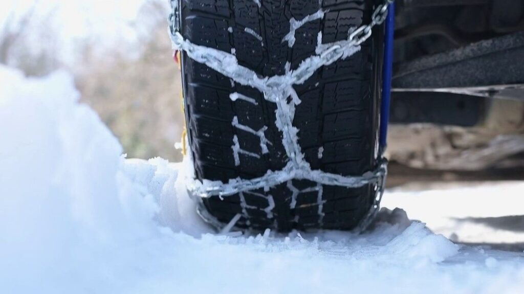 Pneus hiver : pourquoi vous ne risquez aucune amende si vous n'en êtes pas équipé, malgré la loi montagne ?