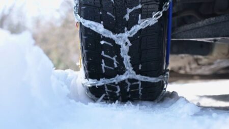 Pneus hiver : pourquoi vous ne risquez aucune amende si vous n'en êtes pas équipé, malgré la loi montagne ?