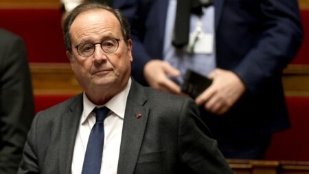 :
    Édito



  



  




      

  

  
    Présidentielle 2027 : François Hollande, l’anti-Glucksmann, croit en sa bonne étoile
          Redevenu central au PS, François Hollande entretient l’idée d’un retour présidentiel, porté par l’affaiblissement de ses rivaux et l'optimisme qui le caractérise. Mais, la question demeure : l’expérience suffira-t-elle face aux rapports de force électoraux ?