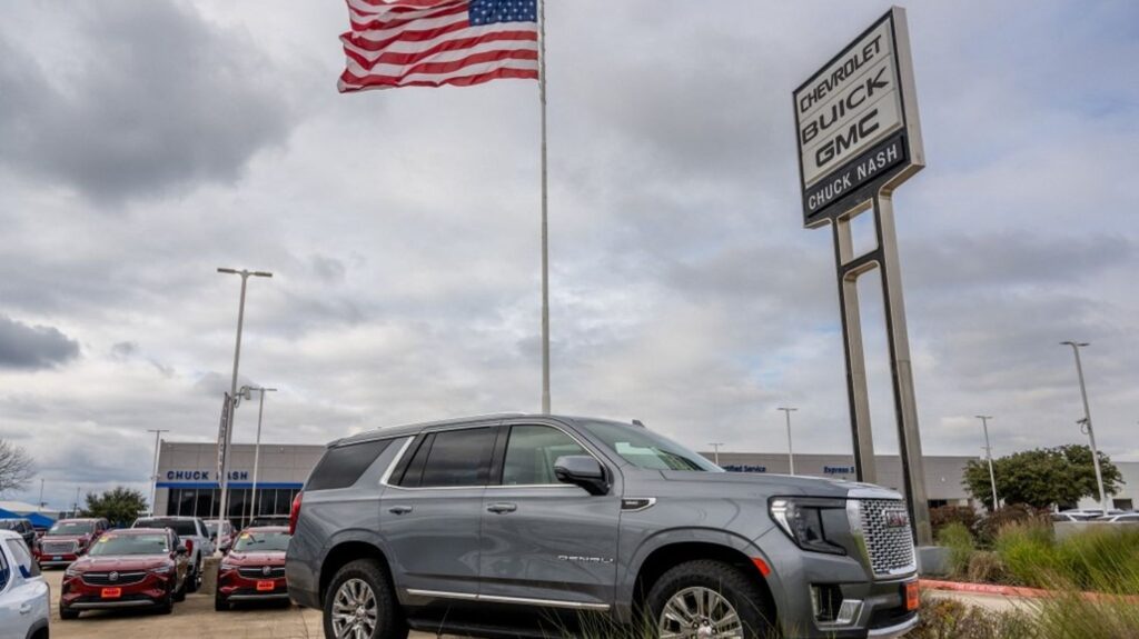 Aux États-Unis, le prix moyen d'une voiture neuve dépasse désormais les 50 000 dollars
          Le prix des voitures neuves n’a jamais été aussi élevé aux États-Unis, excluant progressivement les classes modestes et moyennes du marché. Malgré quelques ajustements réglementaires, la voiture, pilier du mode de vie américain, devient de moins en moins accessible.