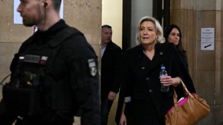 Procès en appel de Marine Le Pen : audience suspendue, interrogatoire reprendra mercredi Procès en appel de Marine Le Pen : l'audience suspendue pour la soirée, l'interrogatoire de la cheffe du RN reprendra mercredi