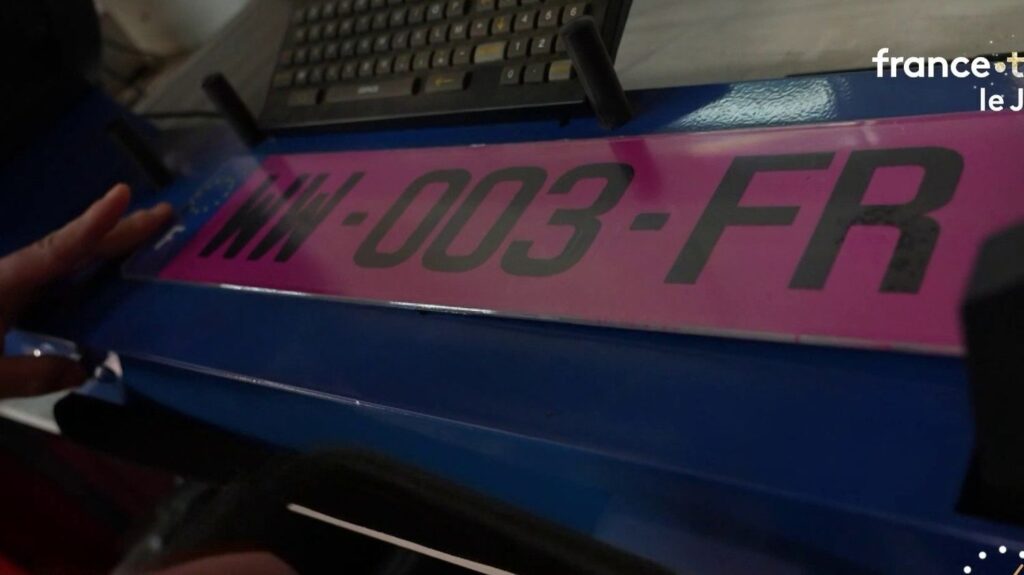 Les véhicules neufs désormais dotés d'une plaque d'immatriculation rose