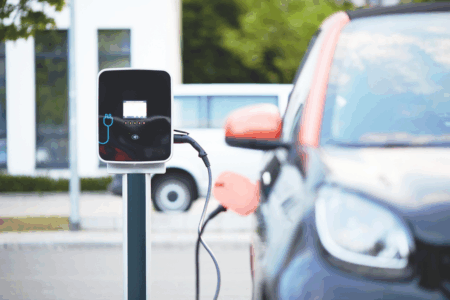 Installer une borne de recharge pour voiture électrique : qui peut le faire ? Installer une borne de recharge pour voiture électrique : qui peut le faire ?