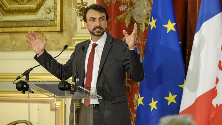 L'écologiste Grégory Doucet lors de son discours d'investiture à la mairie de Lyon, le 4 juillet 2020. (BONY / MAYA-PRESS / SIPA)
