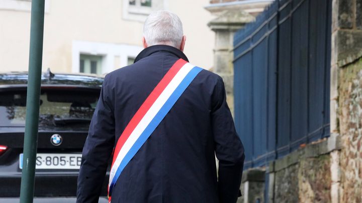 Les maires portent l’écharpe tricolore avec glands à franges d’or dans les cérémonies publiques et lorsque l’exercice de leurs fonctions peut rendre nécessaire ce signe distinctif de leur autorité, selon la loi. (SICCOLI PATRICK / SIPA)
