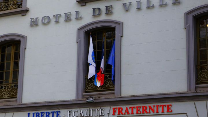 Le fronton de la mairie de Longwy (Meurthe-et-Moselle), le 13 novembre 2025. (RENE BYCH / LE REPUBLICAIN LORRAIN / MAXPPP)