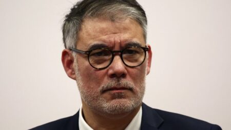 Affaire Epstein : "Jack Lang doit réfléchir à sa démission pour protéger" l'Institut du monde arabe qu'il préside, estime le socialiste Olivier Faure