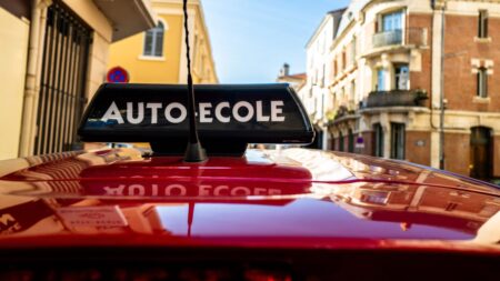 "Certaines journées, je reçois 100 appels" : un boom des inscriptions en auto-école avant la fin du CPF pour financer le permis