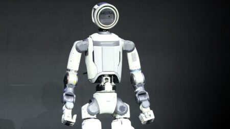 :
    le dernier publié



  



  




      

  

  
    
    En Corée du Sud, des élus veulent protéger les emplois menacés par les robots Atlas dans les usines automobiles

          Des entreprises sud-coréennes s'apprêtent à déployer des robots humanoïdes dans les usines, remplaçant progressivement les ouvriers. Des élus viennent de déposer un projet de loi visant à obliger l'État à préparer les travailleurs humains à cette transition.
    
    

      
              
          Diffusé le 11/02
                      
            



  

  
  
    
        2min