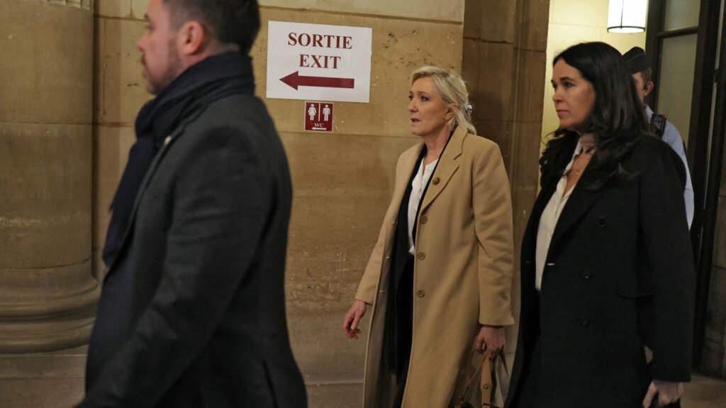 Décision dans le procès Marine Le Pen: les magistrats appliqueront le droit Décision dans le procès de Marine Le Pen : "Je pense que les magistrats auront comme souci d'appliquer le droit", réagit l'avocat du Parlement européen