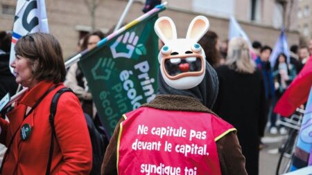 Grève chez Ubisoft : près de 1 200 salariés ont manifesté en France mardi, annoncent les syndicats