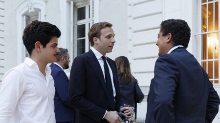 Haute-Savoie: Antoine Valentin, candidat d’extrême droite, remporte la législative partielle "Cette circonscription redevient de droite" : le candidat d'extrême droite Antoine Valentin remporte l'élection législative partielle en Haute-Savoie