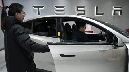 :
    le dernier publié



  



  




      

  

  
    
    Les constructeurs automobiles vont devoir s’adapter car la Chine impose le retour des poignées de porte mécaniques

          À partir de 2027, Pékin interdira les poignées rétractables jugées dangereuses après plusieurs accidents mortels. Une décision qui oblige toute l’industrie automobile, y compris étrangère, à revoir ses modèles pour accéder au premier marché mondial des véhicules électriques.
    
    

      
              
          Diffusé le 05/02
                      
            



  

  
  
    
        2min