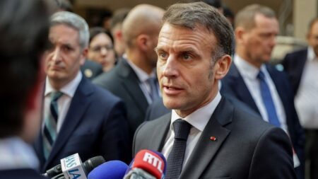 Emmanuel Macron appelle "les partis extrêmes à faire le ménage" après la mort du militant identitaire Quentin Deranque