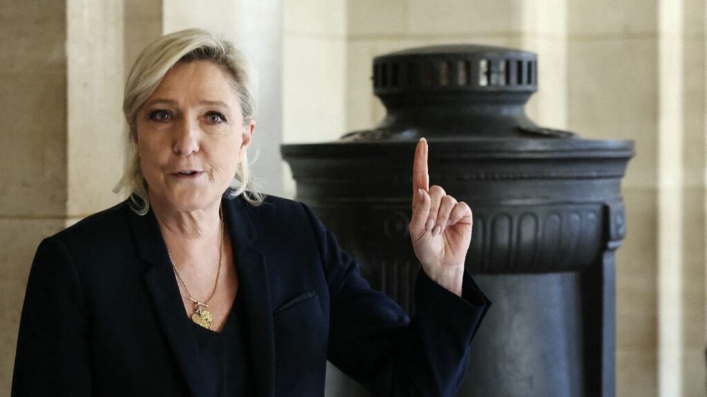 "C'est un changement notable de tonalité" : comment la posture de Marine Le Pen a évolué pour son procès en appel
