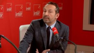 Municipales 2026 : "On ne peut pas toujours tout savoir", répond Sébastien Chenu, après l'éviction du candidat RN à Carpentras pour des tweets racistes