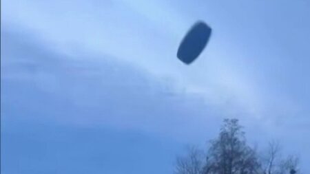 "La roue fait le tunnel jusqu'au bout" : le pneu d'un camion saute en pleine voie rapide pour terminer sa course en heurtant une voiture