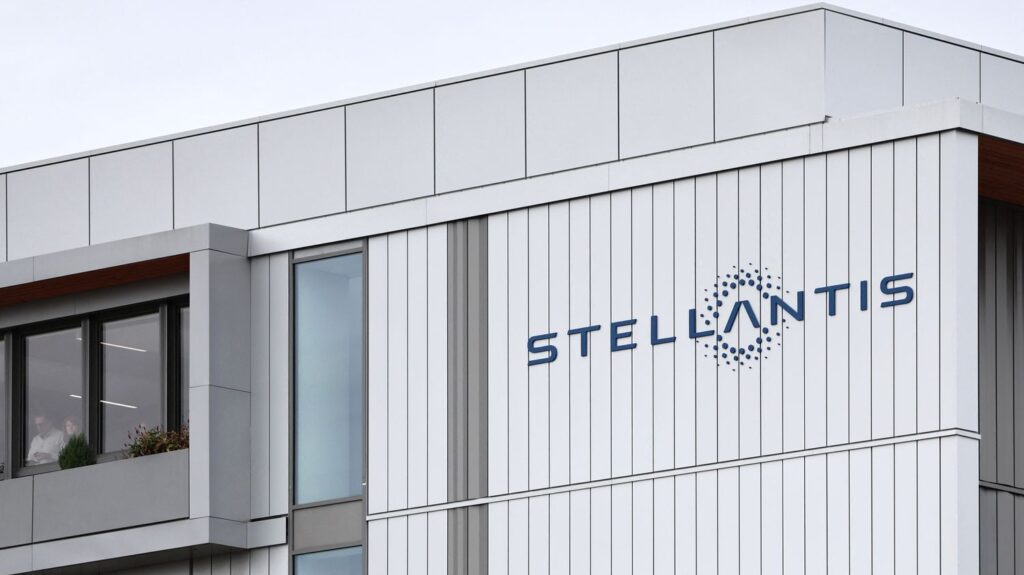 Résultats de Stellantis : une perte historique de 22,3 milliards d'euros qui en rappelle d'autres en France
